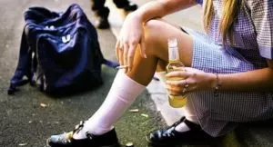El consumo de sustancias psicoactivas en la adolescencia temprana y media. El papel de la eficacia académica y de la crianza